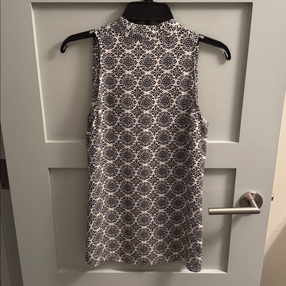 Theory Sleeveless Printed Blouse – Black & White, Size S - Picture 5 of 7